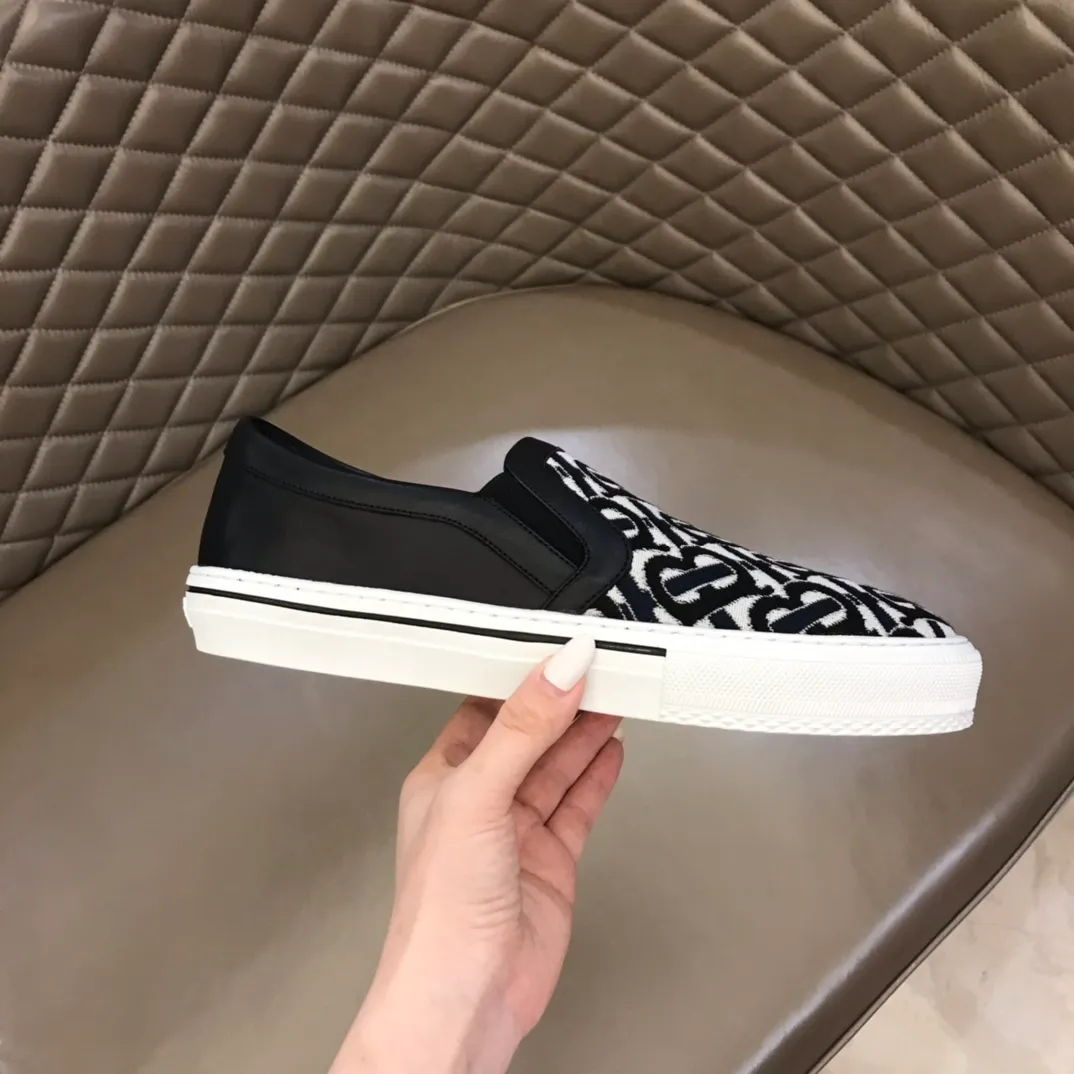 ◾️▫️B’s new spring and summer product, men’s classic low-cut slip-on sneakers, made of classic retro B’s printed canvas material, spliced ​​with layered calfskin, and decorated with a new brand logo. First-layer cowhide lining, embossed Burberry logo on the heel, and original TPU outsole!  P340 Yuan Size: 38-45